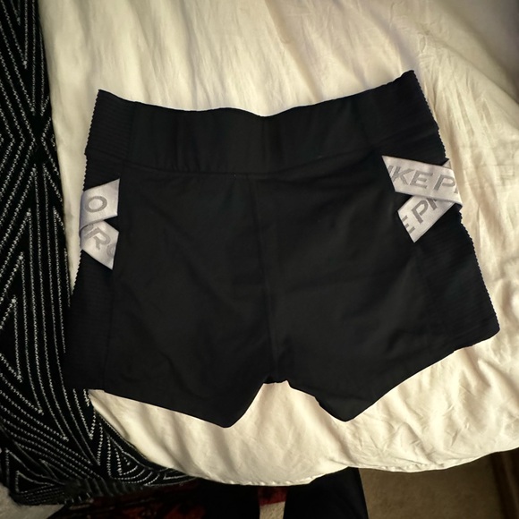 Nike Women's Size XL compression shorts - Picture 1 of 3